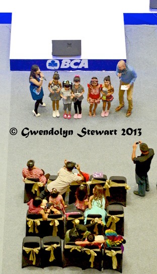 Lessons for the Beauty Contest at the Ambarrukmo 
Mall, Yogyakarta, Indonesia, Photographed by Gwendolyn Stewart 
c. 2014; All Rights Reserved